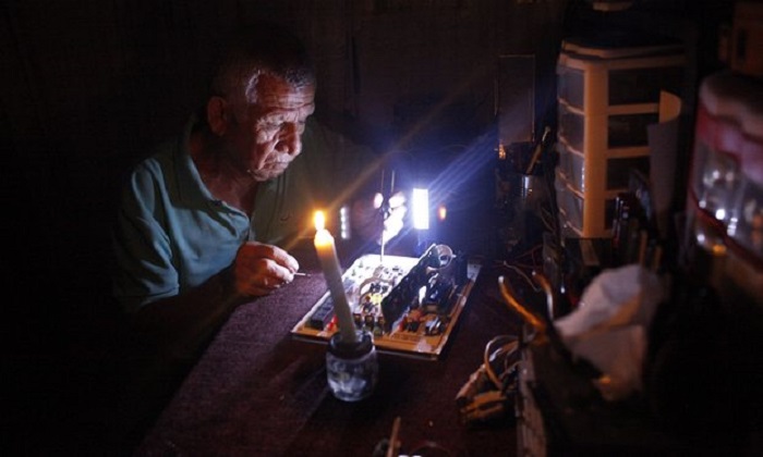 Venezuela energy crisis prompts two-day week plan